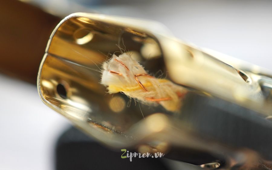 Zippo chính hãng cụm tim có sợi chỉ màu vàng