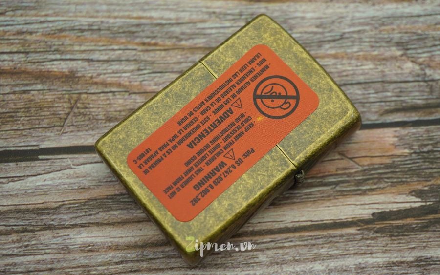 Mặt sau Zippo antique brass