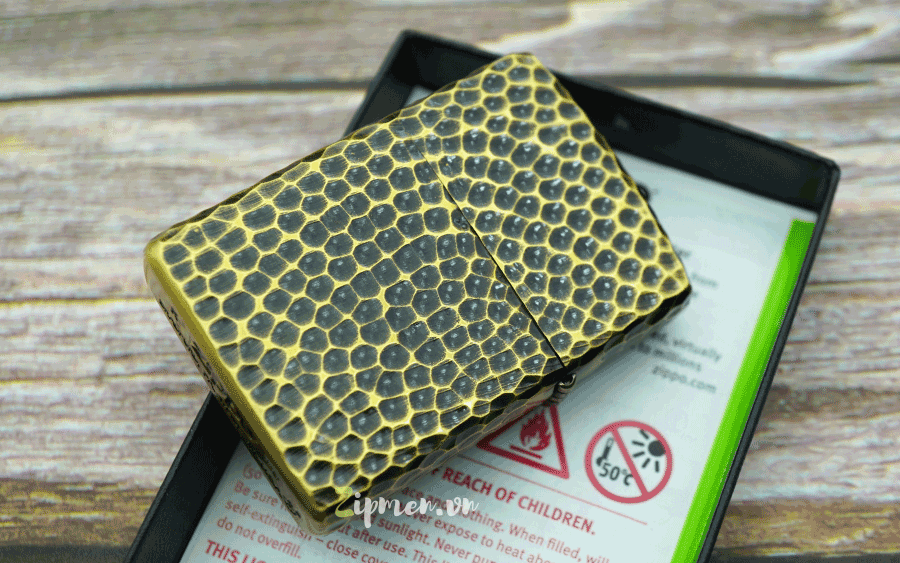 Mặt sau Zippo armor khắc gõ búa