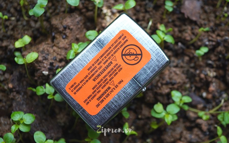 Mặt sau Zippo trắng nhám caro linen