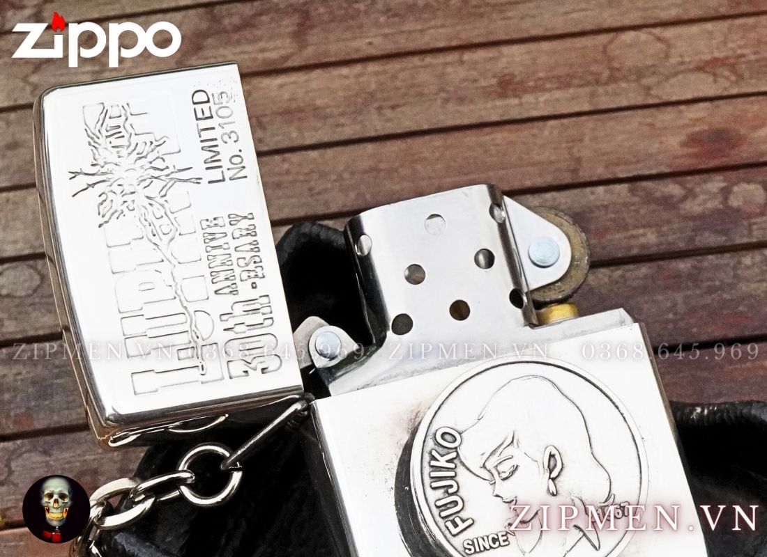 Bật lửa zippo la mã mạ bạc năm 1996 đính emblem chủ đề truyện Fujiko