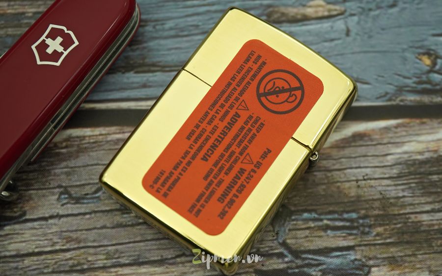 Mặt sau Zippo usa được dán tem