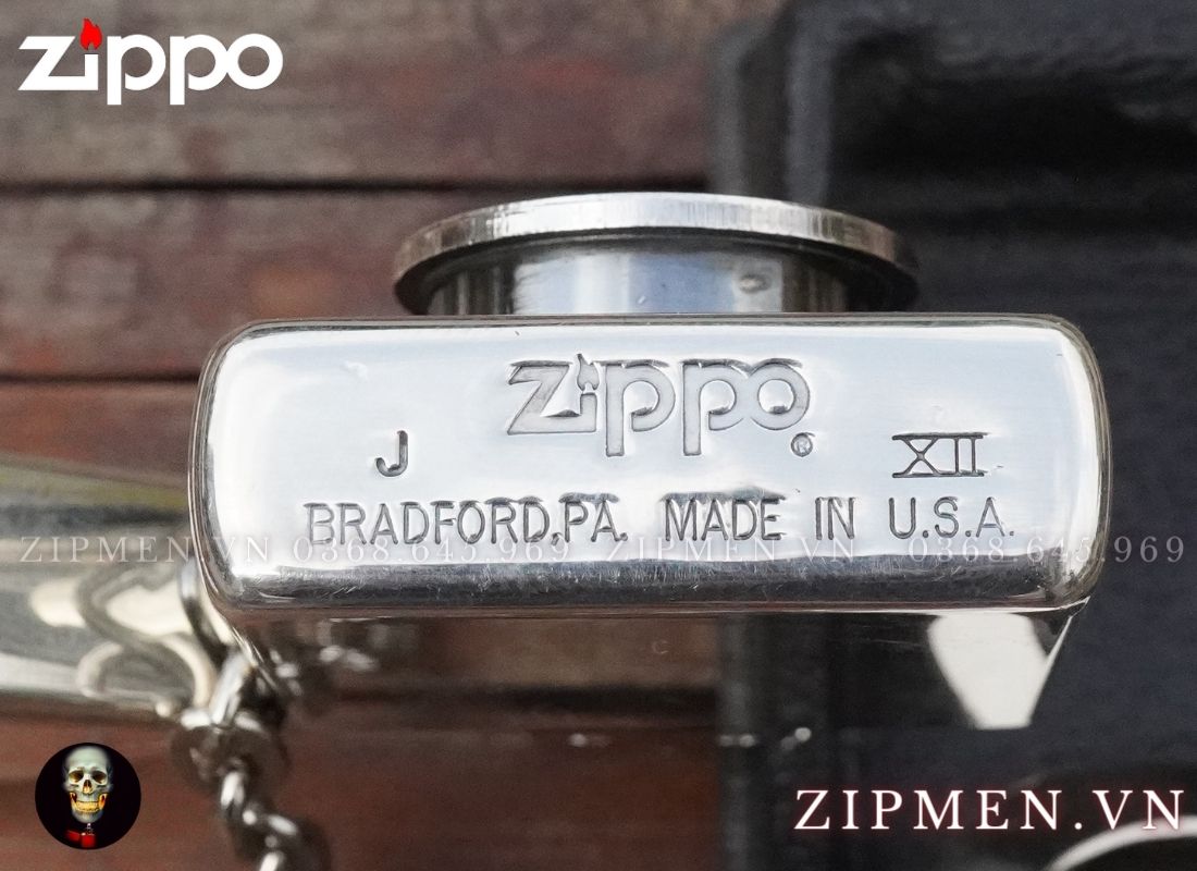 Bật lửa zippo la mã mạ bạc năm 1996 đính emblem chủ đề truyện Fujiko