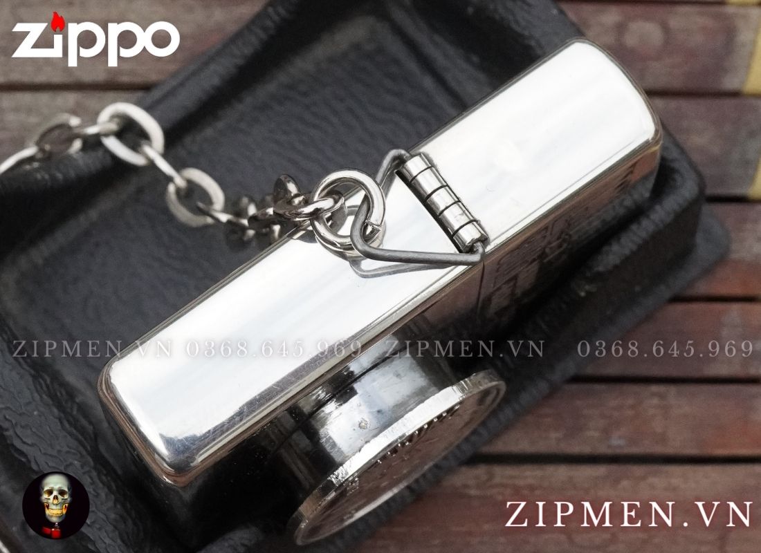 Bật lửa zippo la mã mạ bạc năm 1996 đính emblem chủ đề truyện Fujiko