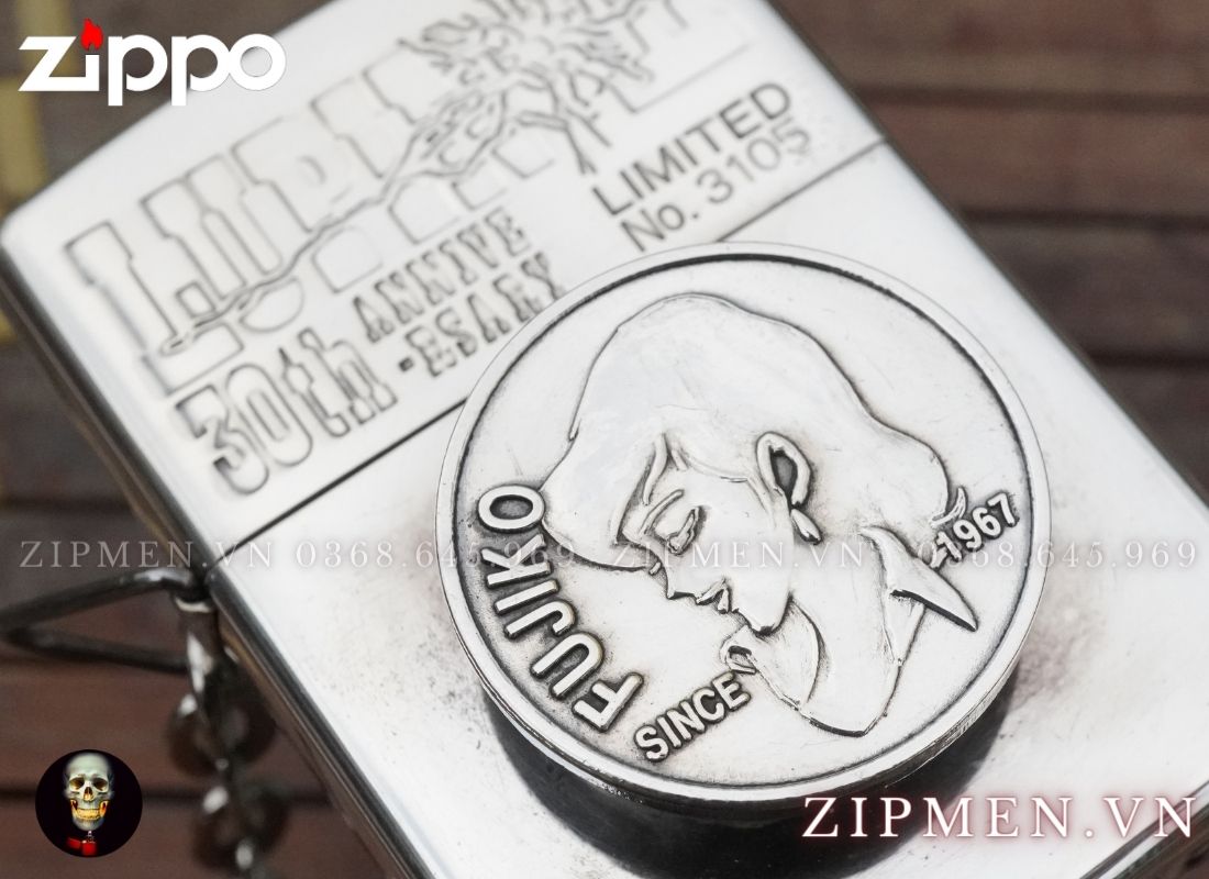 Bật lửa zippo la mã mạ bạc năm 1996 đính emblem chủ đề truyện Fujiko