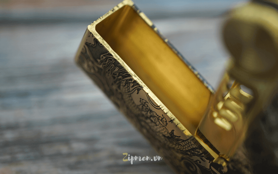 Lớp vỏ rất dày của chiếc bật lửa Zorro dupont