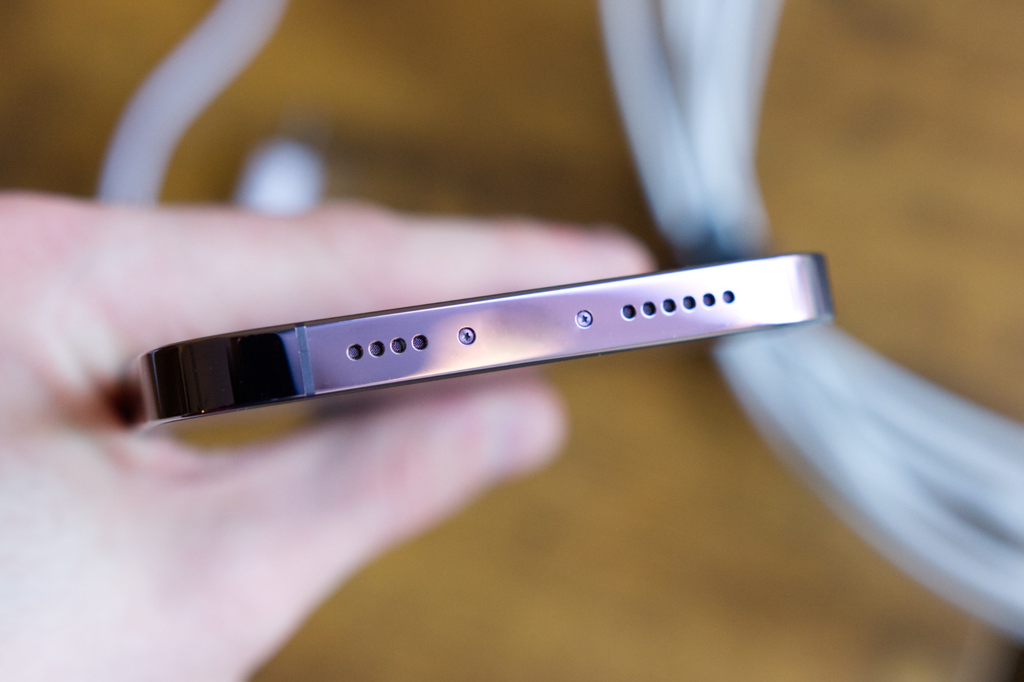 Apple định bỏ cổng sạc trên iPhone 17, EU nói: 