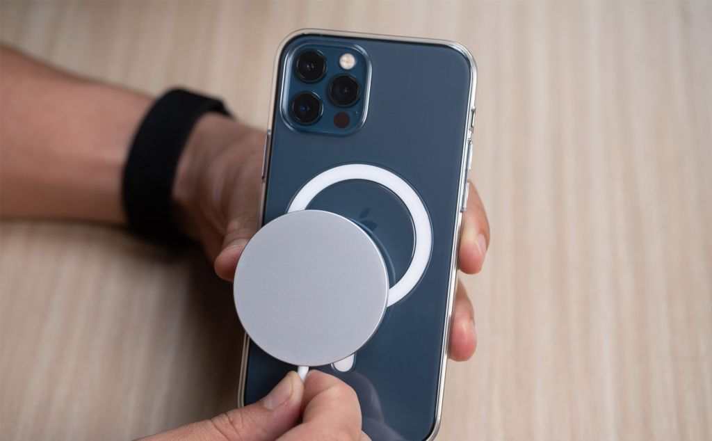 Sạc MagSafe của Apple cũng vừa được update firmware mới