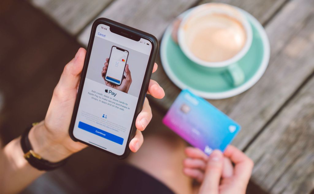 EU cáo buộc Apple vi phạm luật chống độc quyền với Apple Pay