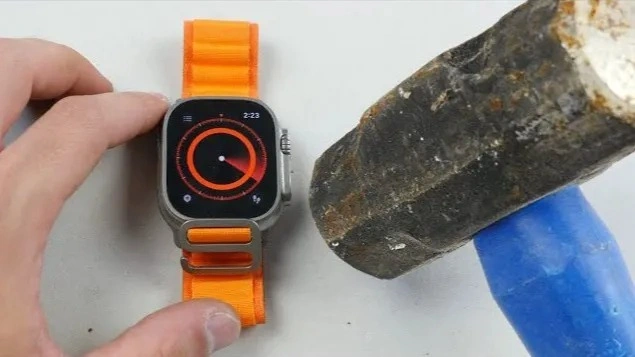 Dùng búa đập Apple Watch Ultra để thử độ bền