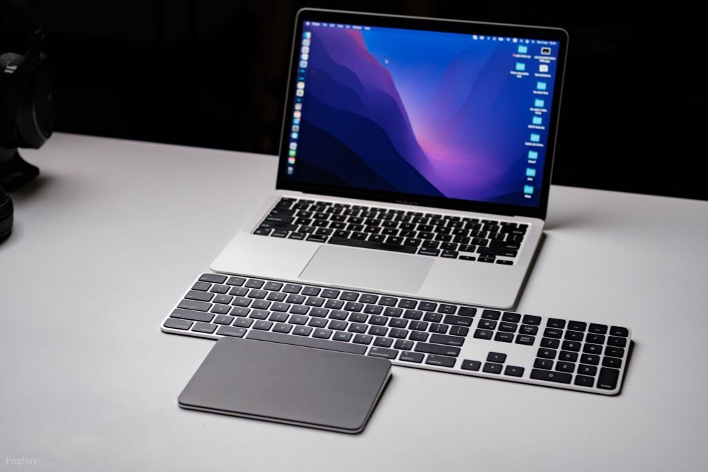 Trên tay bàn phím Magic Keyboard Touch ID và Magic Trackpad màu đen