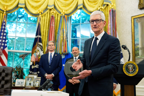CEO Apple tặng quà 'độc nhất vô nhị' cho ông Trump
