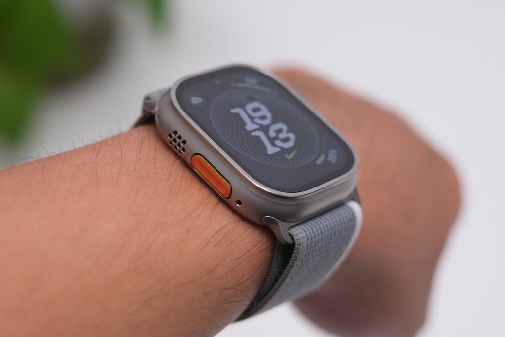 Apple Watch Ultra 2 - smartwatch màn hình sáng nhất