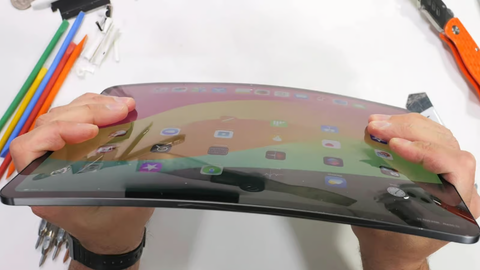 Kiểm tra độ bền iPad Pro M4 siêu mỏng: Liệu có dễ bị bẻ cong? Câu trả lời hoàn toàn bất ngờ