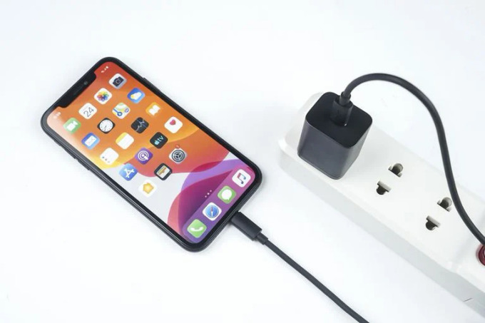 Lý do Apple chưa bỏ cổng Lightning trên iPhone