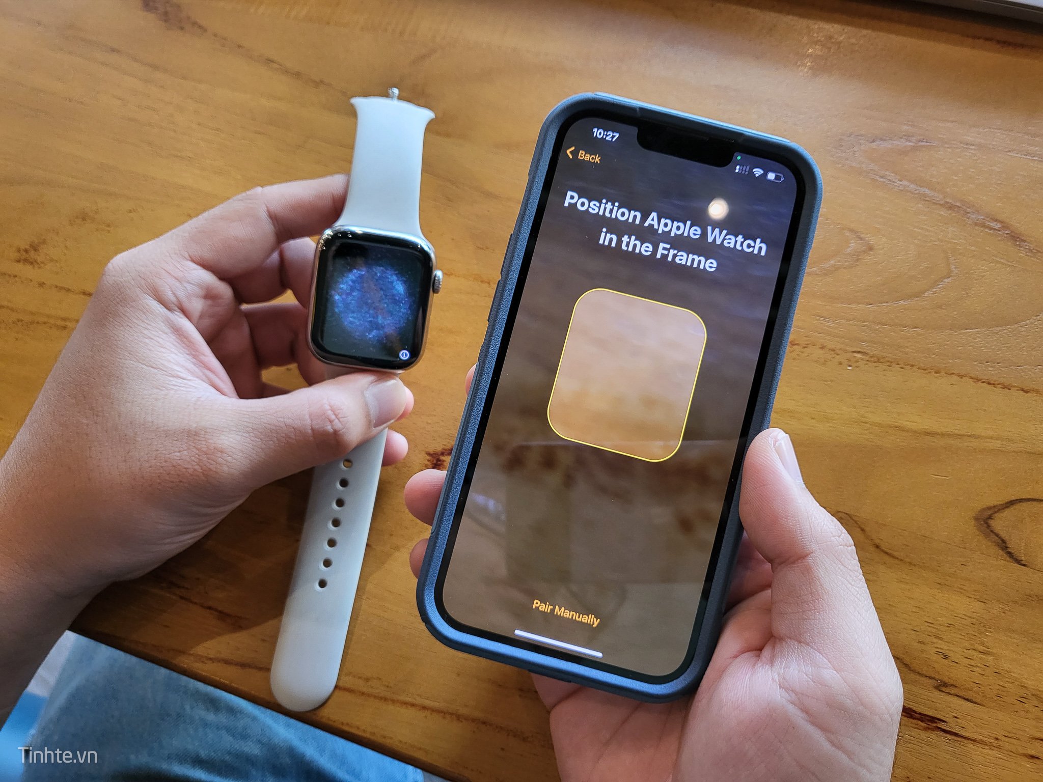 Cảm nhận sự sang trọng, đẳng cấp và tiện dụng với chiếc đồng hồ hiện đại này. Apple Watch được sản xuất với các tính năng độc đáo, giúp bạn dễ dàng quản lý thời gian, theo dõi sức khỏe và thậm chí còn hỗ trợ cho một số bài tập Thể thao nữa đấy.