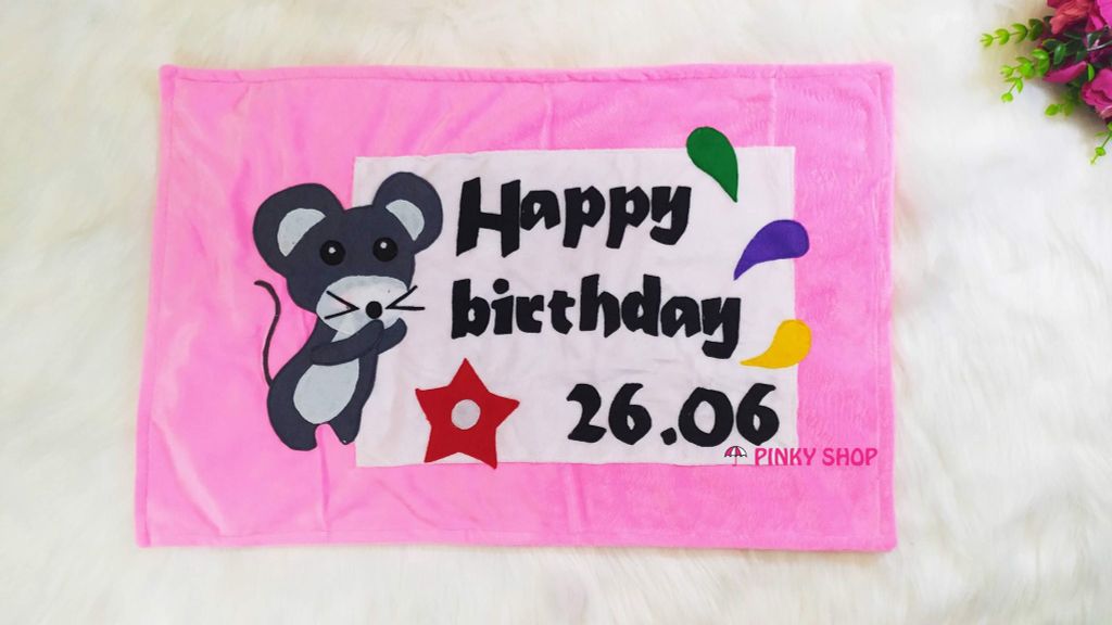 Gối handmade vải nỉ chữ nhật tặng cho bé gái màu hồng nhạt dễ thương hình chú Chuột xám, chữ 