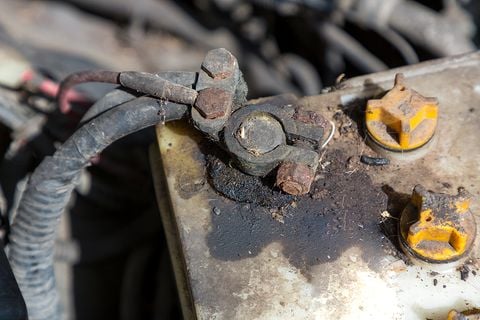 Tại sao các đầu cực ắc quy bị ăn mòn? Có thể sửa một đầu nối pin bị ăn mòn không?