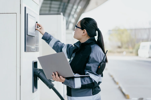 Bảo Dưỡng Trạm Sạc Xe Điện Trong Mùa Nồm Ẩm Ở Việt Nam: Vì Sao Quan Trọng?