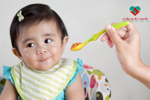 Cách trị bé ăn ngậm hiệu quả giúp bé ăn ngon chóng lớn mẹ cần biết