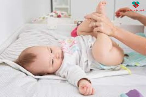 Phân bé có nhầy nguyên nhân, dấu hiệu và cách xử lý hiệu quả