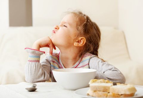 Trẻ biếng ăn và những hậu quả khôn lường mẹ cần biết