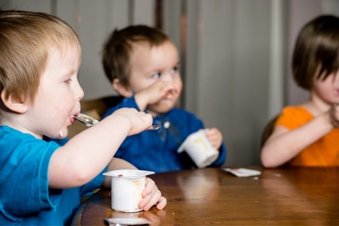 Sữa chua và váng sữa đều tốt cho trẻ nhưng mẹ đã biết cách dùng đúng?