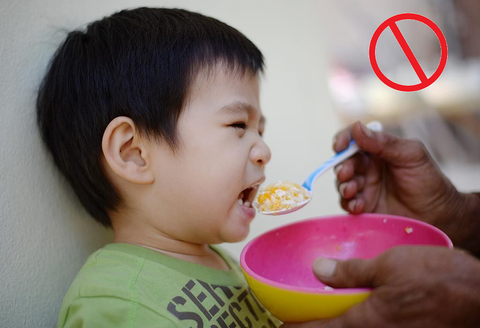 Đừng ép trẻ ăn mà hãy ăn cùng con