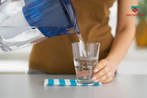 Bị tiêu chảy nên uống nước gì chuyên gia gợi ý cho mẹ
