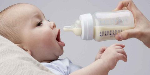 Bé bao nhiêu tuổi thì bắt đầu cho uống sữa tươi?