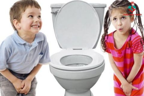 Trẻ đi vệ sinh nhiều lần trong ngày cảnh báo vấn đề gì về sức khỏe