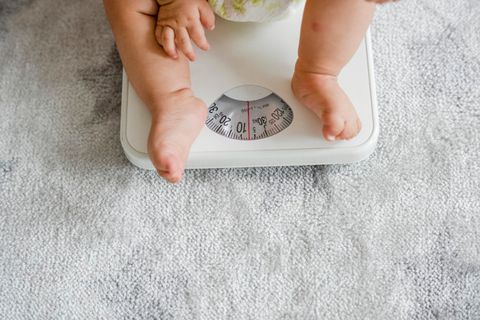 Trẻ 8 tháng tuổi nặng bao kg? Nên và không nên cho trẻ 8 tháng tuổi ăn gì?