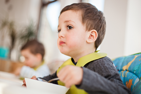 Trẻ ăn nhưng không chịu nhai, nguyên nhân do đâu và mẹ cần làm gì?