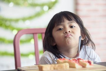 Bé biếng ăn phải làm sao? nên bổ sung gì