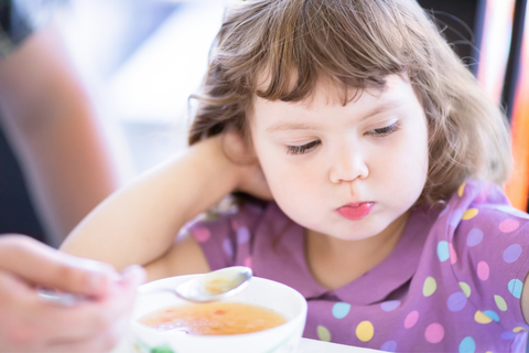 Trẻ biếng ăn có phải do cai sữa muộn không và nên làm thế nào?