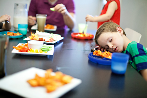 5 sai lầm cha mẹ cần tránh sau bữa ăn để không gây hại cho trẻ