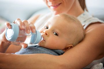 Trẻ sơ sinh có được uống nước hay không?