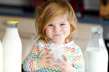Sữa tươi hay sữa công thức tốt hơn cho bé?