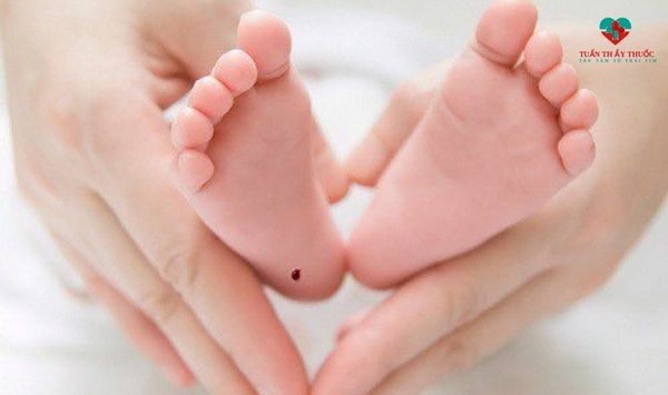 trẻ sơ sinh có nên lấy máu gót chân cho hay không?