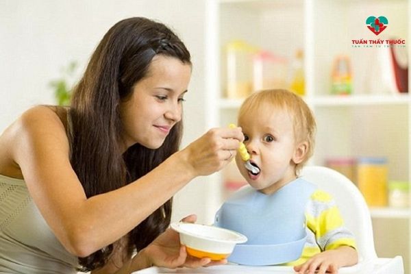 Bữa phụ cho bé 2 tuổi: Mẹ nên ăn cùng con