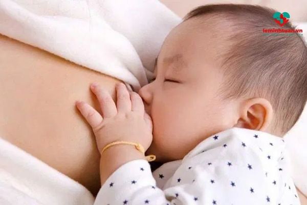 Trẻ bú mẹ để cung cấp nguồn kẽm và lysine dồi dào