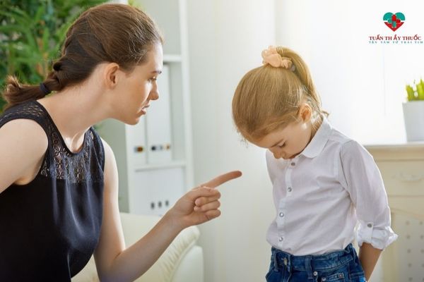 dạy trẻ bướng bỉnh thay vì mắng hãy nói lời nghiêm trọng