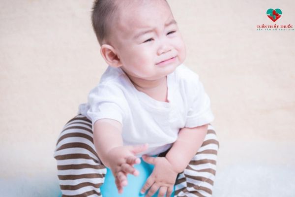Trẻ quấy khóc và lười ăn là dấu hiệu của trẻ sơ sinh bị táo bón