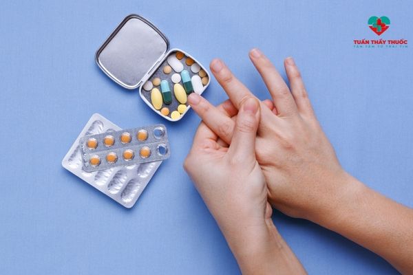 Cách giảm đau khớp ngón tay: Uống thuốc