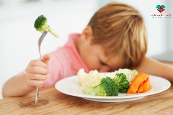 Chế độ dinh dưỡng không hợp lý khiến trẻ dễ táo bón
