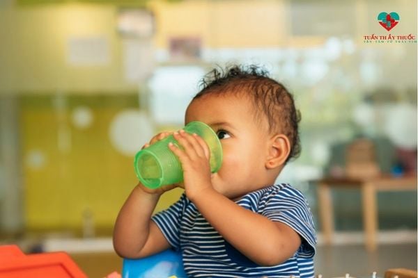 Cho bé uống đủ nước để tăng cường hoạt động tiêu hóa