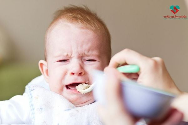 Cho trẻ tập ăn dặm quá sớm gây tổn thương đường tiêu hóa