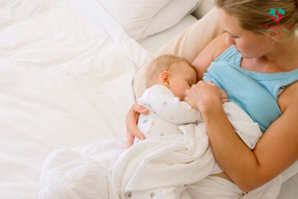 Cho bé bú mẹ đầy đủ giảm nguy cơ trẻ sơ sinh bị tiêu chảy