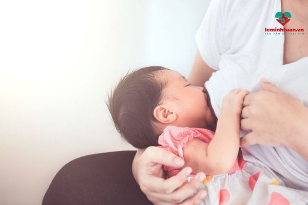 Mẹo tăng sức đề kháng cho trẻ là cho con bú mẹ hoàn toàn trong vòng 6 tháng đầu đời