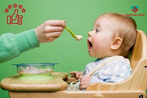 Mẹ đừng nên vội vàng sử dụng cốm tiêu hóa mà hãy thử hay đổi chế độ ăn của trẻ trước